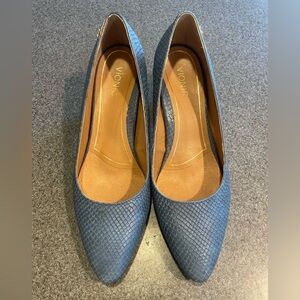 Vionic Mia Pump in Blue Snake